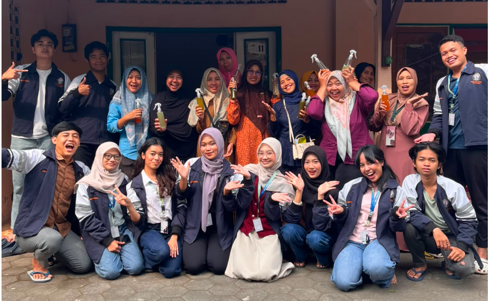 Foto Tim KKN-T 129 Universitas Diponegoro Gelar Pelatihan Pembuatan Pestisida Nabati bagi Masyarakat RW 01 Desa Gogik