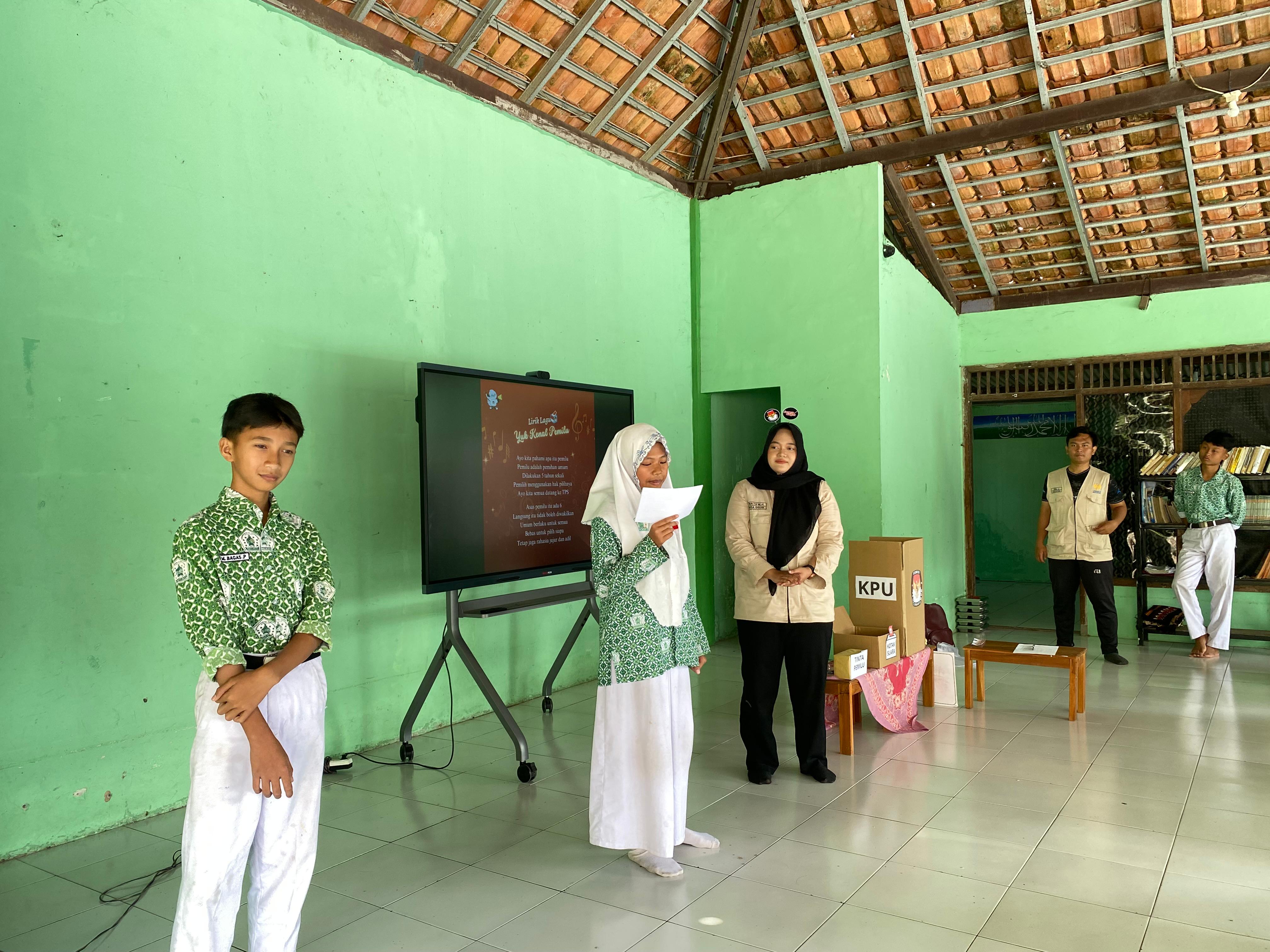 Foto Politics Made Fun: Mahasiswa GIAT 16 UNNES Kenalkan Pendidikan Pemilu kepada Siswa Pondok Pesantren An Nur Gogik Melalui Pembelajaran Interaktif