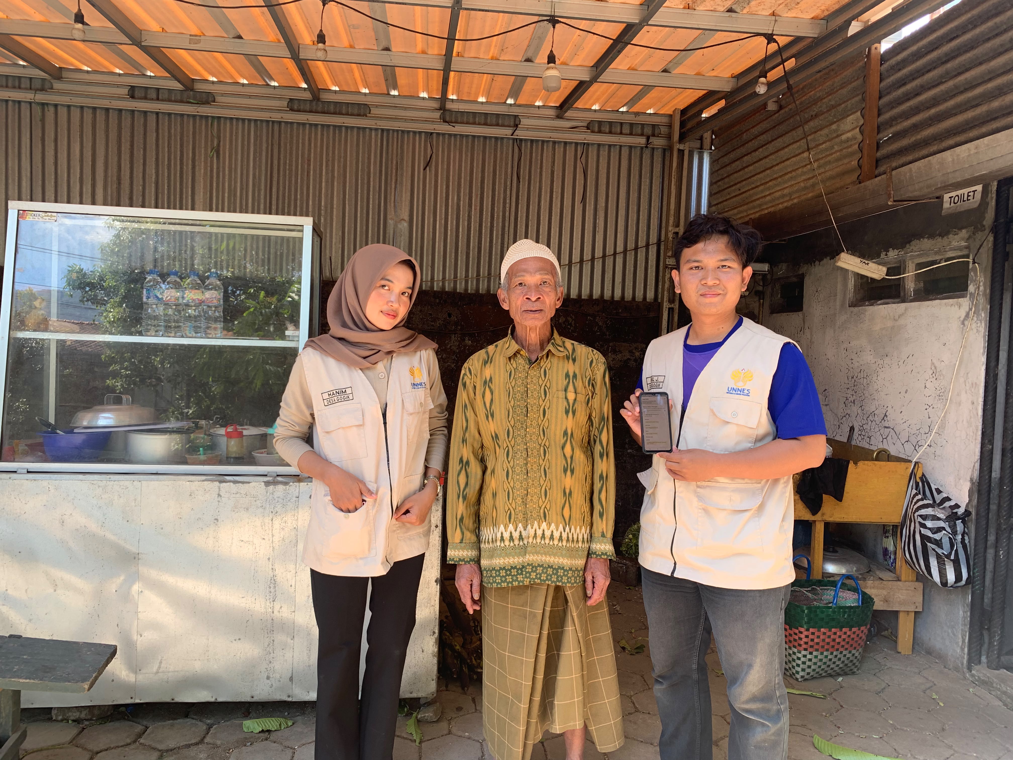 Foto Dukung Digitalisasi UMKM, Mahasiswa GIAT 16 UNNES Laksanakan Branding UMKM Melalui Pendaftaran QRIS dan Google Maps UMKM di Desa Gogik