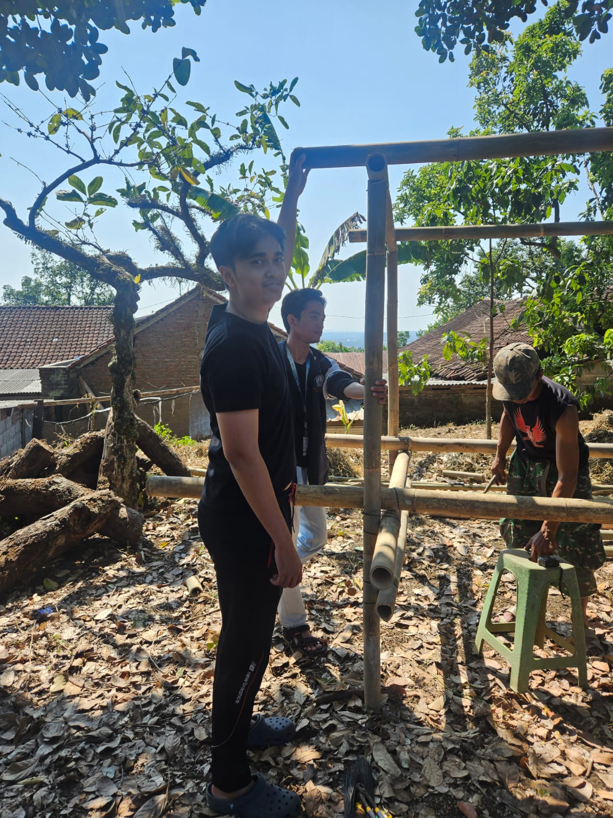 Foto Kreativitas Tanpa Batas: KKN-T Undip129 Turut Bantu Warga RT 01/RW 01 Buat Arak-Arakan Sambut HUT RI ke-81