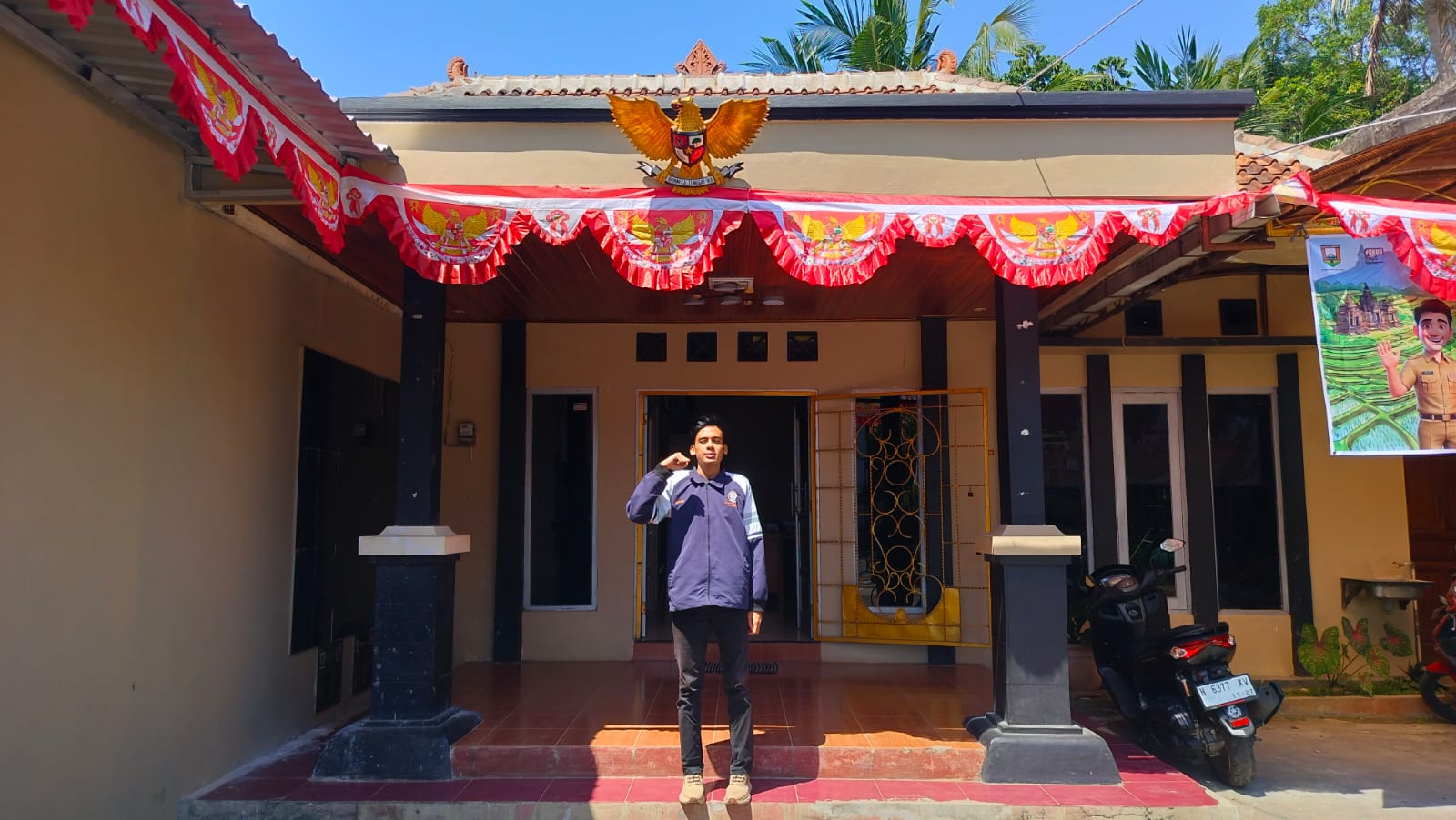 Foto Warnai Desa dengan Semangat Kemerdekaan, KKN-T Undip 129 Hiasi Balai Desa dengan Umbul-Umbul