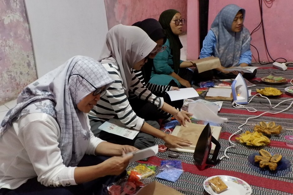 Foto Workshop Kreasi Limbah Plastik Tingkatkan Kesadaran Warga RW 01 Desa Gogik dalam Mengelola Sampah