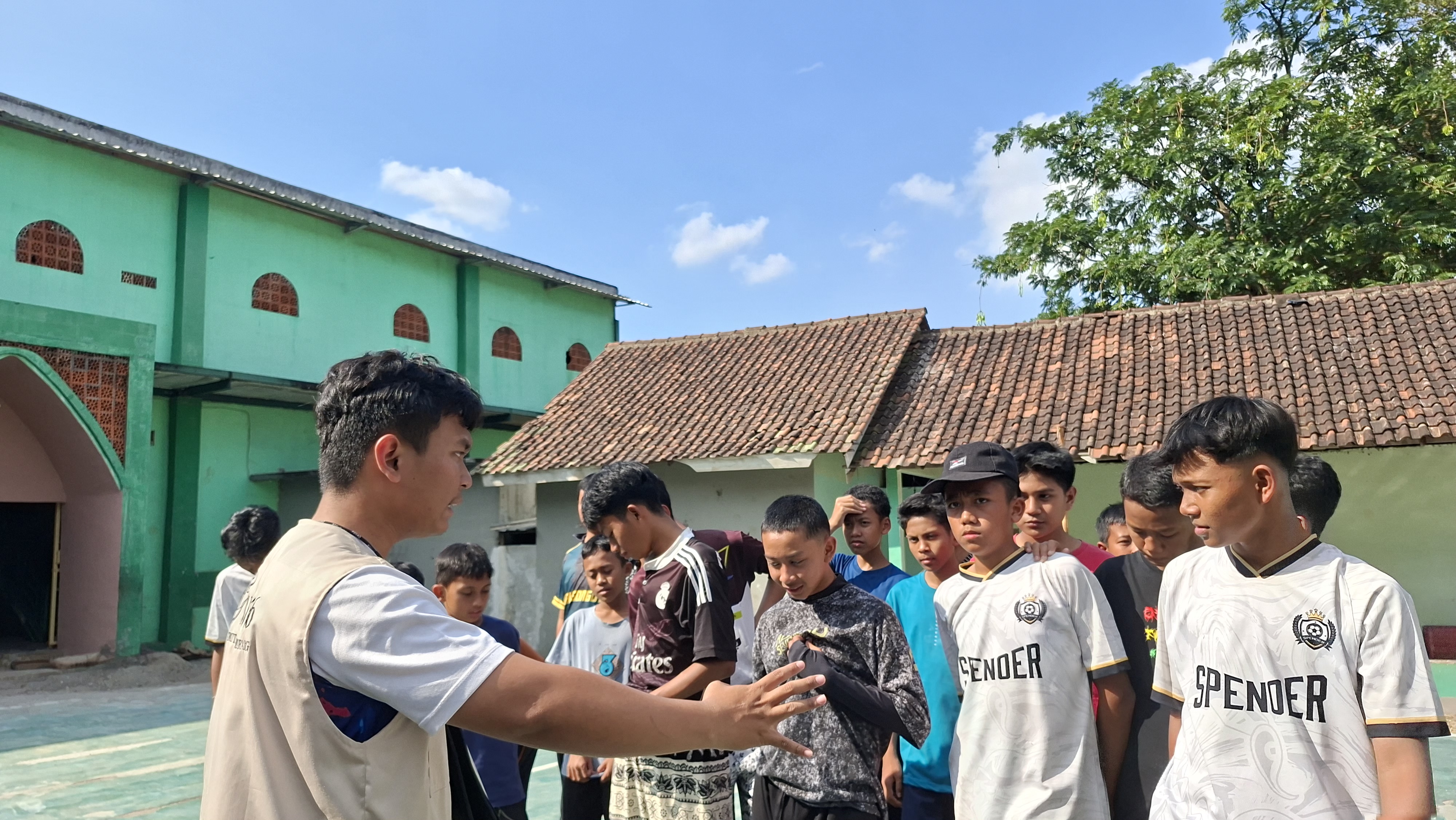 Foto Futsal Go School: Mahasiswa GIAT 16 UNNES Tingkatkan Keterampilan Futsal Siswa SMP An-Nur Desa Gogik Melalui Coaching Clinic Berbasis Media Digital