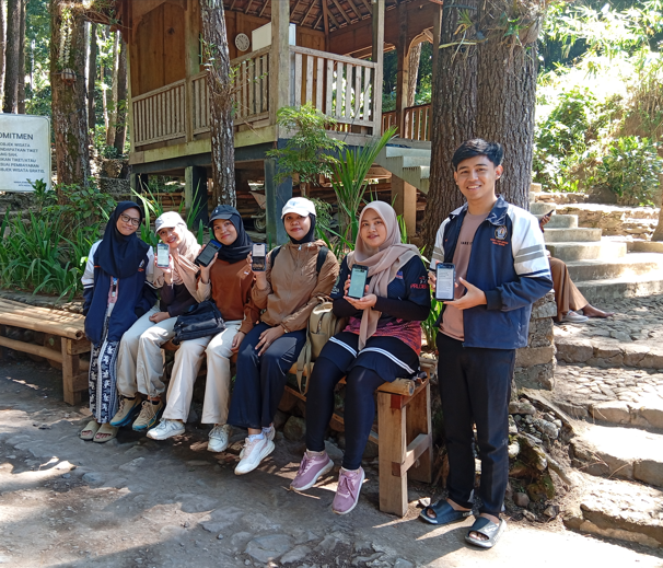 Foto Optimalisasi Pelayanan Wisata: Mahasiswa KKN Tematik Undip Gelar Survei Kepuasan Pengunjung Curug Semirang sebagai Bahan Evaluasi