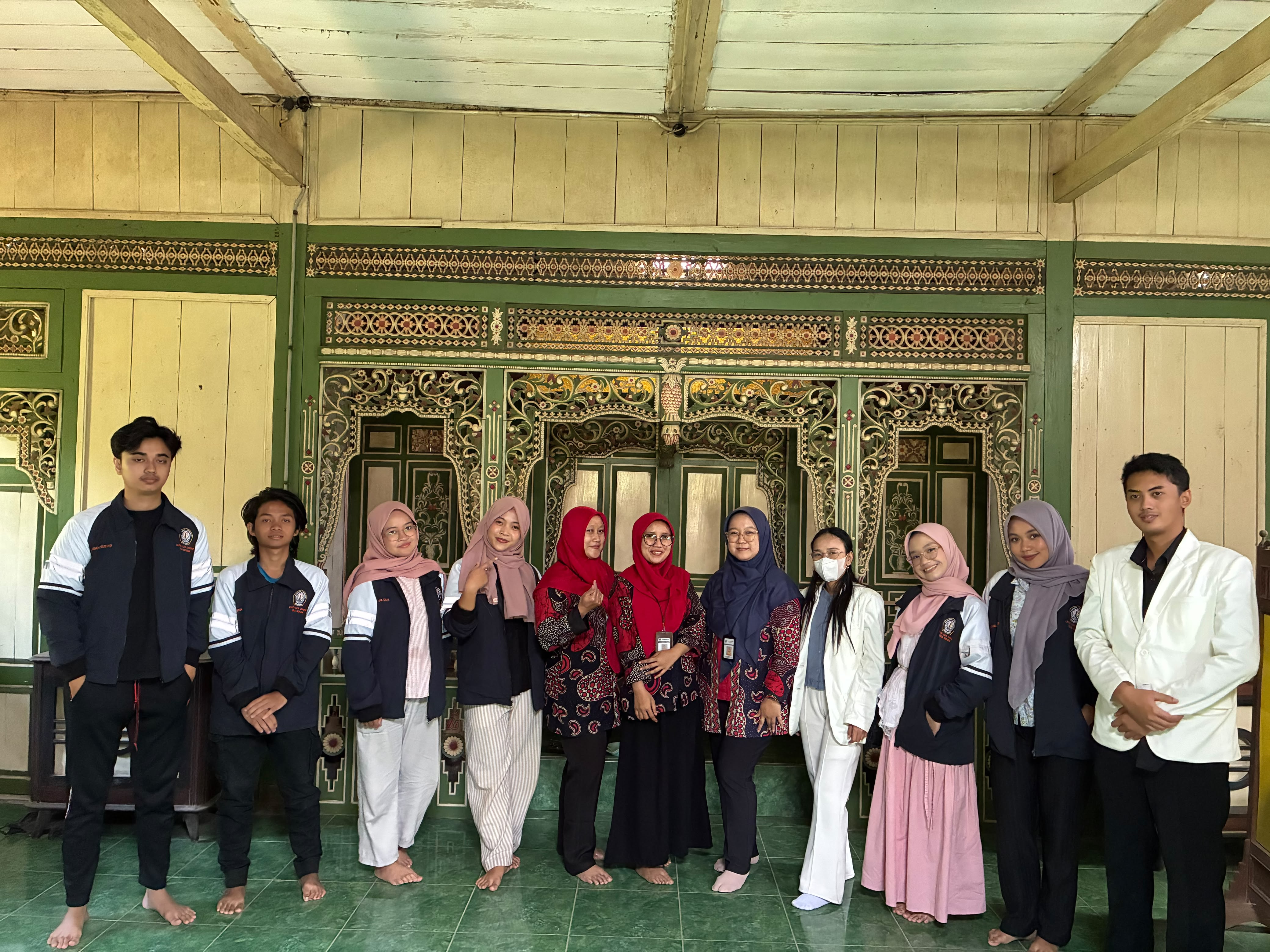 Foto Mahasiswa KKN Dampingi Pemeriksaan Kesehatan Warga di Posbindu RW 01 Desa Gogik