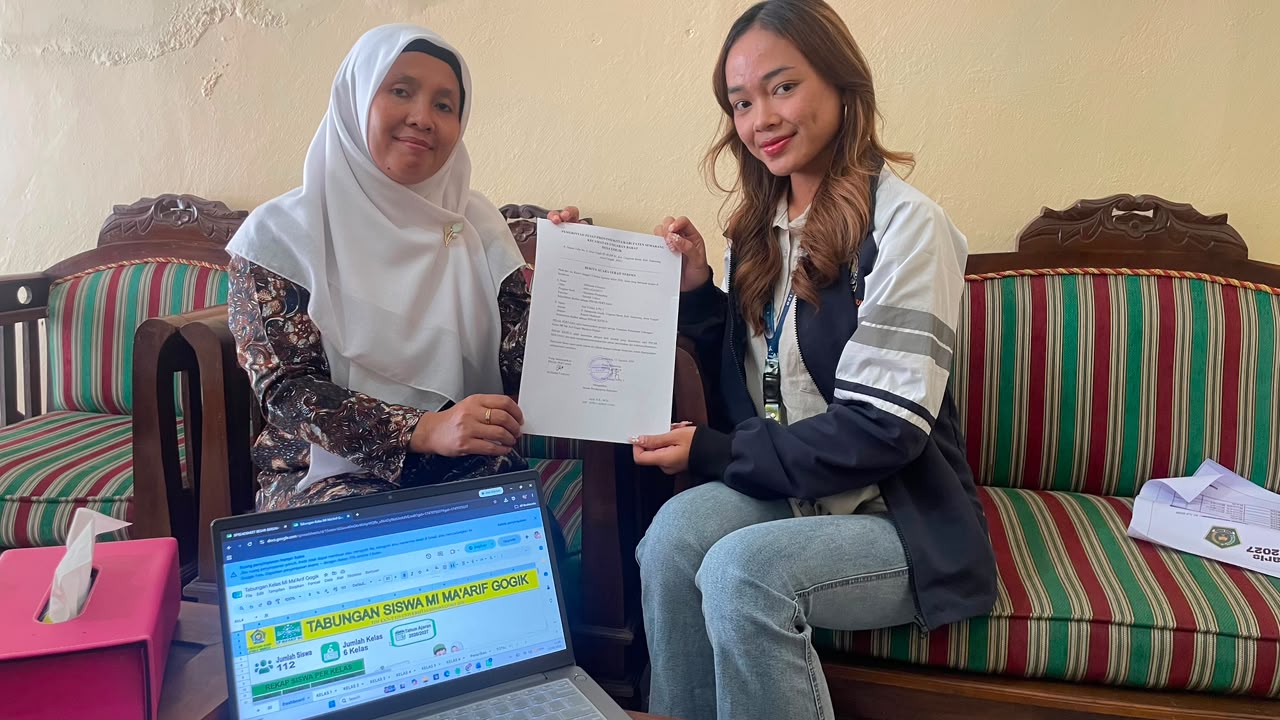 Foto Dorong Digitalisasi Administrasi Sekolah, Mahasiswa KKN-T 129 TIM II UNDIP Dampingi Pencatatan Tabungan Siswa MI Ma'Arif Gogik