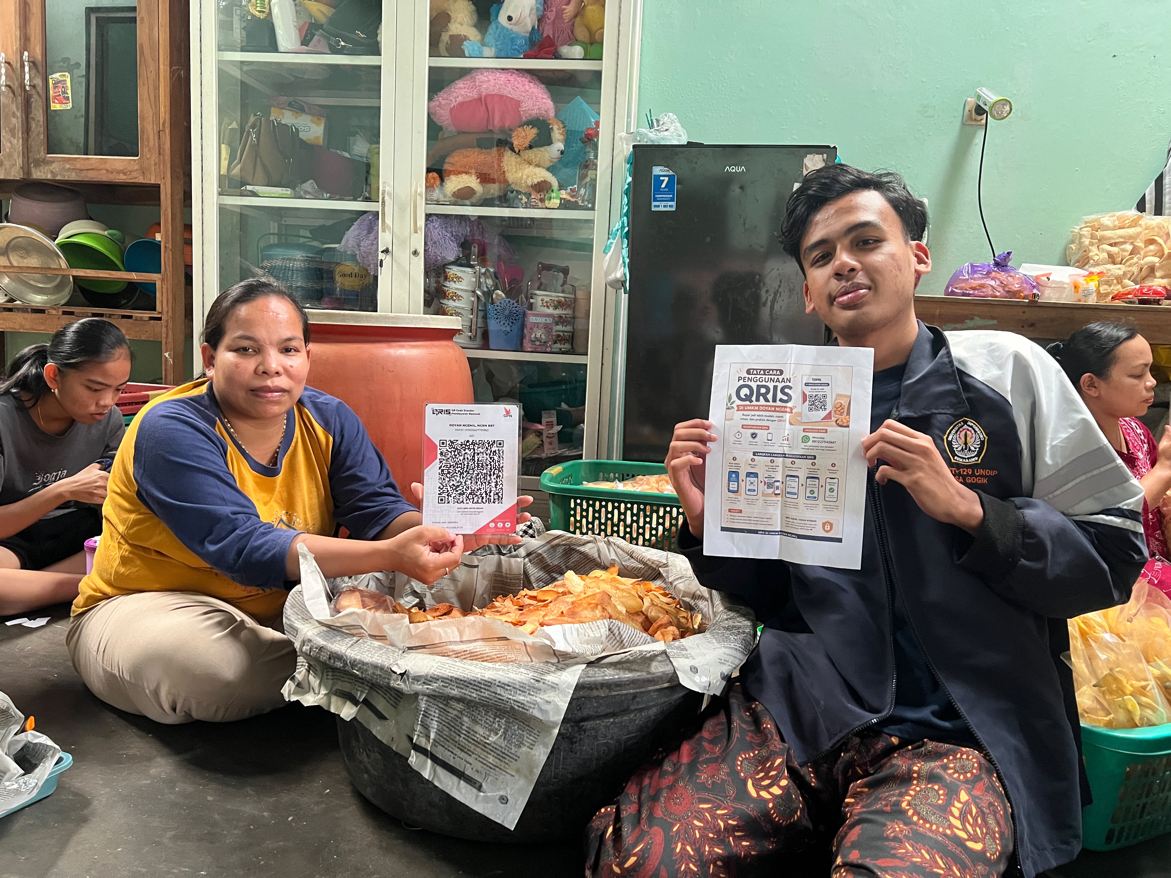 Foto Mahasiswa KKN Dorong Digitalisasi UMKM Doyan Ngemil melalui Pembuatan  QRIS dan Poster Panduan Pembayaran